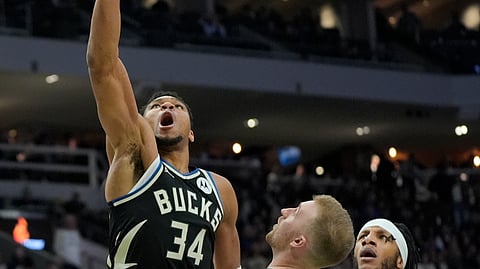 HANSAK: Paingon nga ihansak ni Milwaukee Bucks superstar Giannis Antetokounmpo ang bola atubangan ni Sam Hauser sa Boston Celtics ning aktuha sa usa sa mga aksyon sa NBA kagahapon, E­nero 12, 2024 (PH time). 


