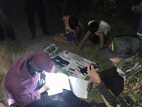 The two suspected thieves were caught in a police pursuit operation at Barangay Singcang-Airport, Bacolod City on Wednesday, January 17.

