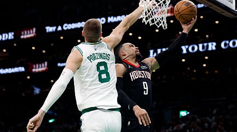 PALAK: Gisuwayan pagpalak ni Boston Celtics center Kristaps Porzingis ang itsa ni Houston Rockets forward Dillon Brooks (9) ning aktuha sa usa sa mga aksyon sa NBA ning Dominggo, Enero 14, 2024 (PH time). 

