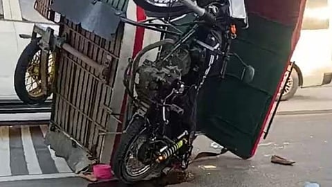 MITIUROK: Kini ang tricycle nga nitiurok sa national highway sa Barangay Candaguit, lungsod sa Sibonga, alas 4:05 sa hapon, Dominggo, Enero 7, 2024, hinungdan sa pagkaangol sa pito ka mga tawo. 


