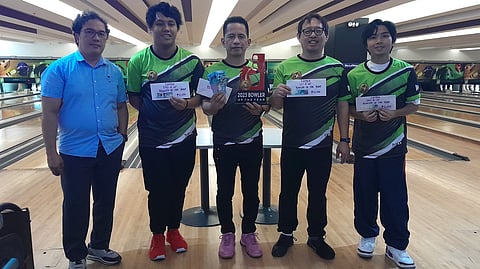 BEST FOUR. Davao Tenpin Bowlers Association (Datba) president Rameses Tancontian, left, strikes a pose with the winners of the Davao Tenpin Bowlers Association (Datba) Bowler of the Year 2023 grand finals tournament held on Sunday, January 14, 2024, at the SM Lanang bowling center. Also in the photo are third placer Mav Manuel, second from left, champion Ulysses Caturan, runner-up lawyer Marc Dominic Roldan Fernandez, and fourth placer Paul Benjamin Palacio.