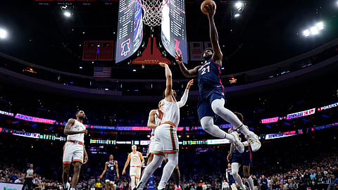 70 PTS: Mi-layup si Philadelphia 76ers center Joel Embiid batok ni Keldon Johnson sa San Antonio Spurs ning aktuha sa usa sa mga aksyon sa NBA kagahapon, Martes, Enero 23, 2024 (PH time). Nimugna og 70 puntos si Embiid ning sangkaa aron agakon ang 76ers sa kadaugan. 