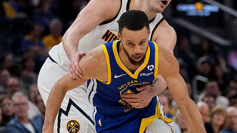 DOMINASYON: Gisuwayan pag-ilog ni Denver Nuggets center Nikola Jokic (luyo) ang bola gikan ni Golden State Warriors guard Stephen Curry ning aktuha sa NBA ning Lunes, Pebrero 26, 2024 (PH time). Ning sangkaa, padayon ang dominasyon sa Nuggets batok sa Warriors. /