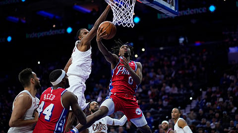 NAWANI: Nakalusot si Philadelphia 76ers guard Tyrese Maxey (No. 0) sa de­pensa ni Evan Mobley sa National Basketball Association game sa Philadelphia. 