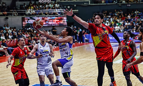 UNSTOPPABLE. Magnolia Hotshots point guard Mark Barroca goes to the basket against San Miguel Beermen’s towering center June Mar Fajardo in Game 3 of their PBA Commissioner’s Cup best-of-seven championship series at the Smart Araneta Coliseum on Wednesday night, February 7, 2024. The Hotshots prevailed, 88-80, but the Beermen currently lead the series, 2-1. 