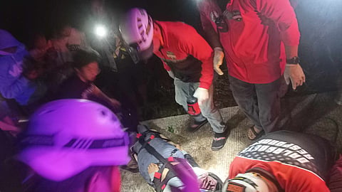  GITABANG: Si Dave Carl Marson Fernandez  gitabang sa mga rescuers sa lungsod human nabangga sa punoan sa kahoy sa daplin sa barangay road sa Barangay Obo, lungsod sa Dalaguete, alas 10:00 sa gabii sa Miyerkules, Enero 31, 2024, apan nakabsan kini sa kinabuhi sa ospital. / 