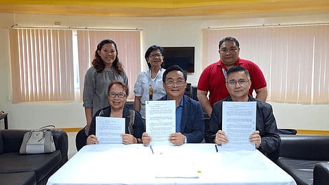 MOU SIGNING. (seated from left) Chief EDS Joyalit Tigres of the Policy Formulation and Planning Division of NEDA VI looks on as PNVSCA Executive Dir. Donald James Gawe and VPAA Jay Estrellas sign the memorandum of understanding to mainstream volunteerism at CHMSU. With them are (standing from left) Asst. VPAA Ma. Riza Manalo, OSAS Dir. Maria Victoria, and CIMD Dir. Francis Jose Bearneza.