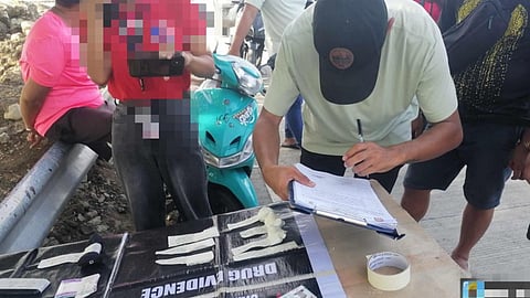 Police operatives seize suspected shabu worth P680,000 and arrest high-value target Joemel Soliva Alalon in a drug operation in Barangay Sooc, Arevalo, Iloilo City. (Photo by Icpo)