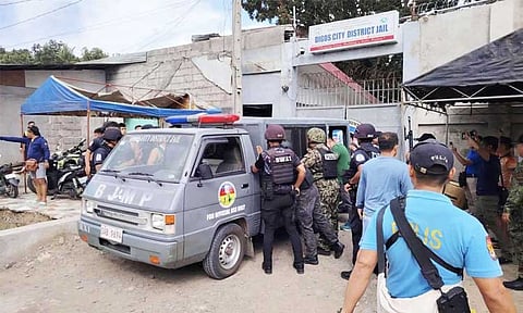The leadership of the Bureau of Jail Management and Penology (BJMP) at the Digos City District Jail said that visitors of inmates are allowed to bring children who are family members or relatives.