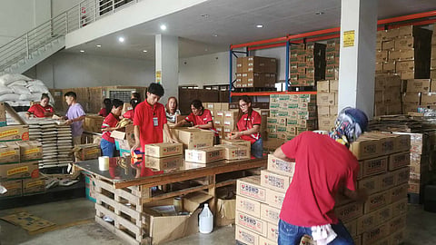  BODEGA: Ang mga kawani sa bodega sa DSWD 7 sa Labangon, Cebu nag-andam sa mga FFP nga i-preposition sa mga LGU ug Warehouse sa Rehiyon 7. / TAMPO