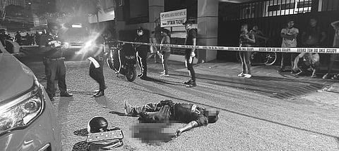  NAGAGBA: Kini ang ex-convict nga nahagba sa dalan gikan sa giangkasan nga motorsiklo human pusila alas 11:45 sa gabii, Huwebes, Enero 16, 2025 sa Sitio Lahing-lahing 2, Barangay Mabolo sa siyudad sa Sugbo. / 