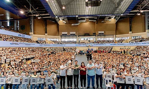 
PARTNERSHIP. Provincial Government of Bataan, Power Mac Center team up to boost quality of education. Over 3,000 teachers and school heads receive laptops, while various schools across Bataan get to beef up their computer laboratories with Apple devices. In photo (center, L-R): Jernie Jett V. Nisay, Representative - Pusong Pinoy Partylist; Dr. Carolina S. Violeta - Department of Education Bataan Schools Division Superintendent; Jose Enriquez S. Garcia III - Governor, Province of Bataan; Ma. Cristina M. Garcia - Vice Governor, Province of Bataan; Jomar Gaza - Board Member, Province of Bataan & Chairperson, Committee on Education; and Lawrence C. Sison - Chief Executive Officer, Power Mac Center. (Contributed photo)