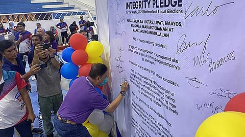 CANDIDATES’ PEACE COVENANT.
Candidates for the 2025 National and Local Elections (NLE) sign the Peace Covenant at Almendras Gymnasium, Quimpo Boulevard, Davao City, during the Candidates' Briefing and Peace Covenant Signing on Wednesday, March 26, 2025. This commitment underscores their dedication to a clean, honest, and peaceful electoral process. As a symbol of their pledge, candidates took part in a solemn candle-lighting ceremony, signifying their devotion to fair and transparent elections. In a unified act, they also recited the integrity pledge, Panata Para Sa Ligtas, Tapat, Maayos, Mapayapa, Makatotohanan, at Makatarungang Halalan, reaffirming their vow to uphold democracy, ethical leadership, and the integrity of the upcoming elections.