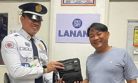 A security guard at a major mall in Lanang, Davao City turned over a large amount of money after discovering an abandoned black sling bag on April 1, 2025. According to information provided to SunStar Davao SuperBalita, the bag contained P150,000 in cash along with several identification cards (IDs). It was found in the Bowling Area by SG Jonathan Lope, a security personnel of SM Lanang.