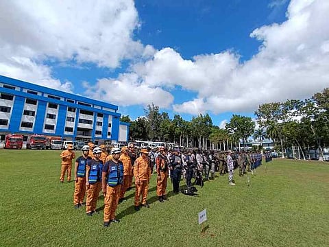 b01f-safety&security.jpg
Rojean Grace G. Patumbon



Integridad sa eleksyon panalipdan
Rojean Grace G. Patumbon





KINATIBUK-ANG 541 ka mga safety and security personnel gikan sa Davao Region ang ipakatag sa Bangsamoro Autonomous Region in Muslim Mindanao (Barmm) alang sa 2025 National and Local Elections (NLE).

Sa 541 ka personahe, 500 niini gikan sa Police Regional Office-Davao Region (PRO-Davao) ug 41 gikan sa maritime units, kinsa magserbi isip miyembro sa Special Electoral Board.

Gihimo ang send-off ceremony alang sa Multi-Agency Security Forces and Special Electoral Boards (SEB) Miyerkules sa buntag, Abril 30, 2025, sa Camp Sgt. Quintin Merecido sa Buhangin, Davao City.

Gikanayon ni Police Brigadier General Leon Victor Z. Rosete, regional director sa PRO-Davao, nga mga security forces andam nga depensahan ang integridad sa prosesong demokrasya. Gipahimug-atan niini ang kabililhon sa makiangayon nga eleksyon ug ang misyon sa matag personahe tataw kaayo: iseguro nga matag molupyo makahimo sa ilang katungod sa pagbotar nga way kahadlok o panghulga.

“PNP personnel meticulously secure polling places, control access, and prevent any unauthorized entry. They will  work tirelessly to maintain peace and order, manage crowds and resolve disputes peacefully,” matud niya.

Sulti ni Atty. Michael C. Abas, regional director sa Commission on Elections-Davao, nga ang pagpakatag sa 541 ka personahe ngadto sa Barmm usa ka "constitutionally mandated effort" aron nga bantayan ang katungod nga mobotar ug panalipdan ang integridad sa electoral nga proseso ilabi na sa mga lugar nga duna nay kasinatian sa mga komplikto panahon sa eleksyon.

“Ang inyong papel ay hindi lamang para tiyakin ang kaayusan at seguridad, kayo rin po ang magiging katuwang ng komisyon sa pagbibigay ng pantay at malinis na halalan sa bawat Pilipino saan man dako ng bansa,” pagpasabot niya.

Gibutyag ni Abas nga 807 ka pulis gikan sa PRO-Davao gibansay isip mga miyembro sa electoral board, ug 500 kanila ipakatag sa Barmm. Matud niya nga kining mga pulis andam nga magserbi isip miyembro sa electoral board sa panahon nga magkuwang ang mga magtutudlo.

Tumbok niya nga sa milabay nga mga kaso, sama sa Cotabato City, kon diin pipila ka mga electoral board members nisibog sa adlaw sa eleksiyon, nagpahimug-at sa panginahanglan sa pulis nga mohimo sa maong tahas kung gikinahanglan. Iyang gitin-aw nga mga pulis nga gi-asayn isip electoral board members sa Barmm dili gikan sa rehiyon.

Gibutyag sab ni Rosete nga ang kinatibuk-ang 12,168 safety and security personnel gipakatag sa tibuok rehiyon alang sa 2025 NLE. Sa maong ihap, 1,557 gikan sa 10th Infantry Division, 184 gikan sa Coast Guard District Southeastern Mindanao (CGDSEM), 195 gikan sa Bureau of Fire Protection, ug 10,232 gikan sa PRO-Davao. 
