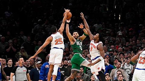 DEPENSA: Na-trap si Boston Cetlics forward Jayson Tatum (tunga) ning aktuha human siya gitabangan pagdepensa nila ni Mikal Bridges (25) ug OG Anunoby (8) sa New York Knicks sa dayong pagtiklop sa Game 2 sa NBA Eastern Conference 2nd round playoff series. / 
