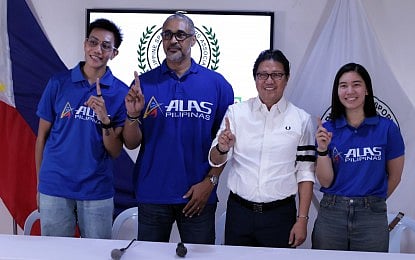 ​OPTIMISTIC. The Alas Pilipinas women's volleyball team is hoping for the best in the SEA Games this December 2025. Photo shows (left to right) Dell Palomata, Brazilian coach Jorge De Brito,​ Philippine National Volleyball Federation (PNVF) president Ramon "Tats​" Suzara and Jia De Guzman​ making a No. 1 hand sign during the Philippine Sportswriters Association​ forum at the conference hall of the Rizal Memorial Sports Complex​ on Tuesday (June 17, 2025). (PNA photo by Jean Malanum) 