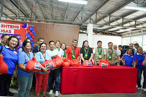 BENTENG BIGAS. A total of 1,000 minimum wage earners in Pampanga benefitted from the pilot roll-out of the ‘Benteng Bigas, Meron Na!’ program in the province. (Photo courtesy of DOLE Central Luzon)