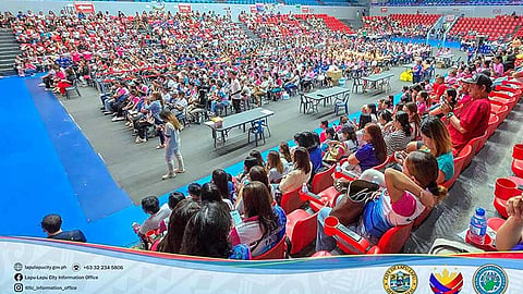 Lapu’s solo parents receive P3,000 cash aid