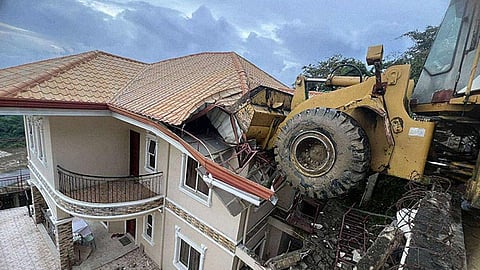 Heavy equipment mitugpa sa atop