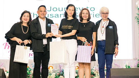 RECOGNITION. Cebu Online News Press Corps (CONPC) founder Robby Alugar (second from left) presented a token of appreciation to Kasal.com editor-in-chief Maria Thelma Ong (center), joined by Lilu Aliño, Marivic Bathan and CONPC co-founder Minerva Newman.