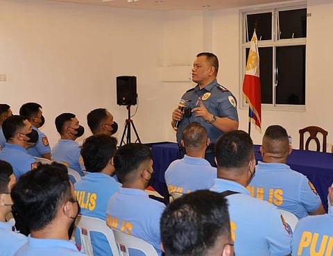 DAVAO. Namulong si Davao City Police Office Acting Director Police Colonel Mannan C. Muarip sa mga pulis sa gipahigayon nga high-level strategic conference sa DCPO Main Building, San Pedro Street, Davao City gabii niadtong Hulyo 23, 2025. 