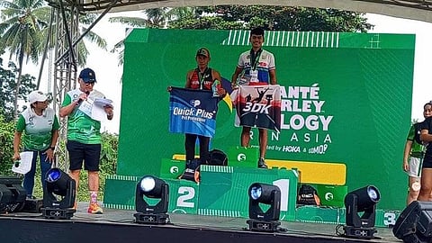 21K WINNERS. Mark Luigi Joyce and Elmer Bartolo receive their trophies for finishing first and second, respectively, in the men’s half marathon even of the Sante Barley Trilogy Run Asia – Davao Leg 3, conquering the out-and-back course from Azuela Cove on Sunday, August 31, 2025.
