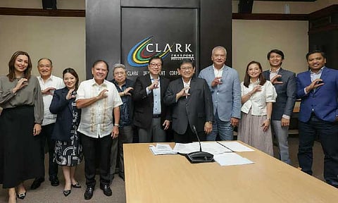 CDC Board Chairman Ed Pamintuan (right) administers the oath of office of investment banker Roberto A. Atendido on Wednesday. CDC photo