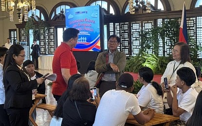 FUND REALIGNMENT. President Ferdinand R. Marcos Jr. meets with select beneficiaries of the Pantawid Pamilyang Pilipino Program (4Ps) at Malacañan Palace in Manila on Friday (Sept. 26, 2025). In his speech, Marcos announced the realignment of PHP36 billion for flood control projects to fund social welfare programs under the Department of Social Welfare and Development. (Photo courtesy of Malacañang Press Corps Pool)