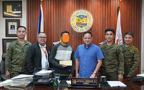 ILOILO. Iloilo Governor Arthur Defensor Jr. extends financial assistance to alias Migo, a wounded former leader of the Communist Terrorist Group’s Komiteng Rehiyon-Panay, who surrendered after an encounter in Tapaz, Capiz, as part of the government’s reintegration program. 