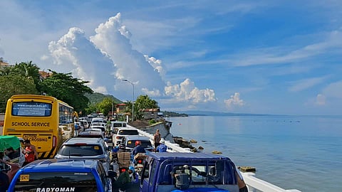 Paghatod sa ayuda nalangay sa trapiko