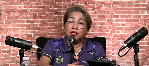 Bus gidid-an nga mo-pick up og pasahero gawas sa terminal