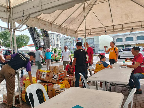 RELIEF GOODS: Nag-anam-anam na og pangabot ang mga donas­yon alang sa mga biktima sa linog sa Mindanao sa booth nga giplastar atu­ba­ngan sa Cebu City Hall. Sa laing hulagway, giandam na ang truck nga mohatod og mga hinabang sa Davao Oriental. / 