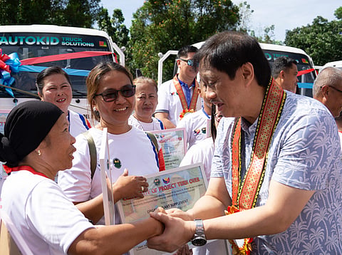 Photo filename: land.jpg

ZAMBOANGA. Department of Agrarian Reform Secretary Conrado Estrella III (right) leads the distribution of land titles, farm machinery and other support services to Agrarian Reform Beneficiaries in Zamboanga Peninsula on Wednesday, October 29. 