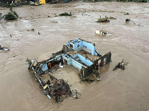  WA MAHITSURA: Haligi ug bahin sa bungbong sa maong balay sa Sityo Isla Verde, Barangay San Isidro, Talisay City ang nagbungkag tungod sa baha. /  
