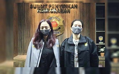 OUT OF THE COUNTRY. Lucky South 99's authorized representative Cassandra Li Ong (left) and Sheila Guo, sister of convicted human trafficker and dismissed Bamban, Tarlac mayor Alice Guo, on their way back to Manila after being apprehended by Indonesian authorities in this August 2024 photo. The Presidential Anti-Organized Crime Commission on Saturday (Nov. 22, 2025) said Ong, who is a subject of an arrest warrant for qualified human trafficking, has again left the country and was last monitored in Japan. (File photo courtesy of Raffy Tulfo in Action FB page)