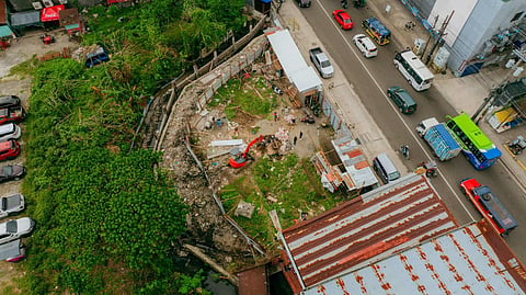 BACOLOD. Bacolod City Mayor Greg Gasataya has issued cease and desist order (CDO) against Neo Food Corporation for an alleged illegal fencing of a creek in Purok Santol, Barangay 20, on Thursday, November 28, 2025. 