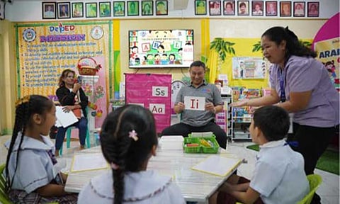FEEDING AND ‘ARAL’ SESSION. Education Secretary Sonny Angara on Friday (Dec. 5, 2025) visits Moonwalk Elementary School and Talon Elementary School in Las Piñas to observe the rollout of the School-Based Feeding Program and ARAL sessions. Angara joined teachers in tutorial activities and the distribution of hot meals. (Photo courtesy of DepEd Philippines)