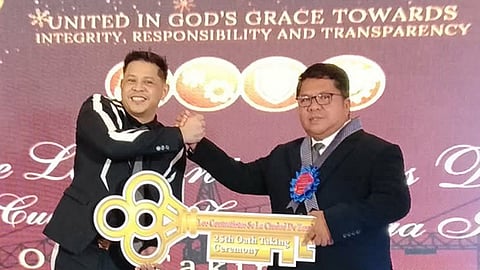 ZAMBOANGA. Melvin Quintos, the outgoing president of the Los Contratista De La Ciudad de Zamboanga, Incorporated (right) hands over the key of responsibility to Osbert Malinao of the Beossome Construction Company (left) during the 25th Oath Taking Ceremony on Thursday night, December 11, with Mayor
Khymer Olaso as the inducting officer. 