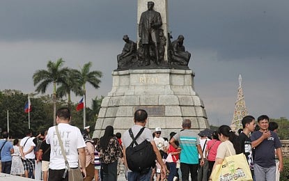 REMEMBERING RIZAL. Filipino families spend quality time with their loved ones celebrating Christmas at the Rizal Park in Manila on Dec. 25, 2025. Almost a week later, the country marks Rizal Day on Tuesday (Dec. 30, 2025) to commemorate the martyrdom of the national hero with President Ferdinand R. Marcos Jr. urging Filipinos to live Rizal's ideals. (PNA photo by Avito Dalan) 