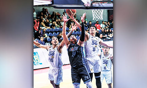 VERTICAL HEIST. TNT forward Calvin Oftana (8) shows his tenacity by outrebounding Meralco’s Raymar Jose (24) as teammate Jordan Heading (15) provides backup in this Game 1 action of the PBA Philippine Cup semifinals at the Smart Araneta Coliseum. / 
