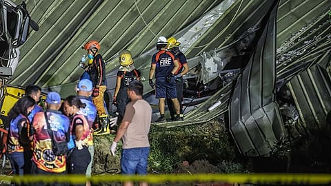SEARCH AND RESCUE: Nagtinabangay ang mga rescue personnel gikan sa nagkalainlaing ahensiya sa gobiyerno sa pagpangita sa mga trabahante nga na-missing human natabunan sa pagdahili sa basura sa Binaliw landfill. Ang maong pagdahili maoy hinungdan sa pagkahugno sa estraktura sa Prime Waste Solution diin sila nag-duty sa maong higayon. Sa pikas bahin, ang mga kabanay nagpabilin nga nagpaabot sa dapit sa insidente, naglaom og balita bahin sa kahimtang sa ilang mga minahal sa kinabuhi. / JUAN CARLO DE VELA
