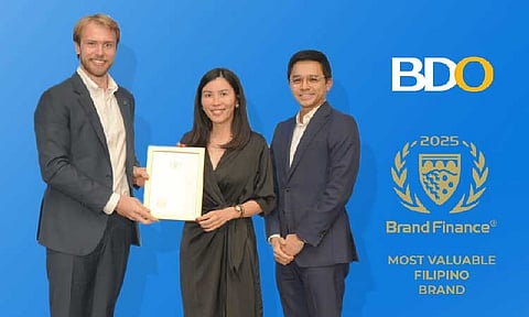 PH’S MOST VALUABLE BRAND. Alex Haigh, Managing Director of Brand Finance Asia Pacific, presents the certificate of recognition to Lorah L. Sy, BDO Singapore’s Senior Vice President and Chief Executive, and Karis S. Napa, BDO Singapore’s Senior Vice President for Commercial Banking. (Photo courtesy of BDO)
