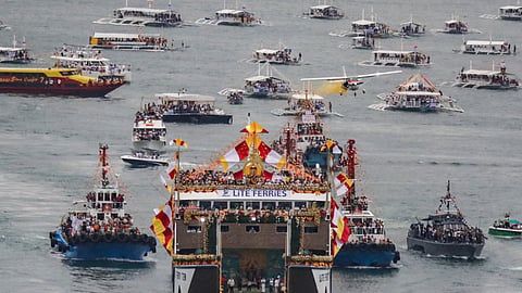 400 vessels join seaborne parade