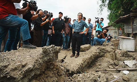 DPWH Secretary Vince Dizon and Vice Governor Dennis Pineda lead the inspection of the collapsed dike in Barangay Candating, Arayat, Pampanga, which damaged a total of 20 houses a week ago.

He ordered a thorough investigation to ensure accountability and directed immediate assessment and repairs to prevent further risks to residents.

Photo courtesy of Gerald Gloton