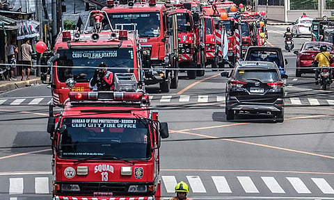 Parada: Mga trak sa bombero ug mga emergency rescue vehicle gikan sa Bureau of Fire Protection, Cebu City, ug Lapu-Lapu City ug sa nagka­lain-laing ahensya sa gobyerno, miparada sa mga nag-unang dalan sa ilang tagsa-tagsa ka hurisdiksyon isip pagtimaan sa pagsugod sa Fire Prevention Month niadtong Dominggo, Marso 1, 2026. / 