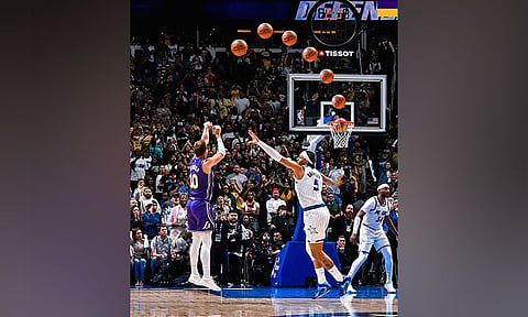 DAOG: Niitsa si  Luke Kennard (wala) atubangan ni Orlando Magic guard Paola Banchero sa game-winning shot para sa Los Angeles Lakers sa National Basketball Association. / 