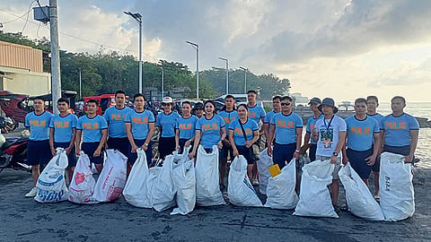 300 kilos nga basura nakolekta sa premirong adlaw sa Lapu-Lapu coastal clean-up drive 