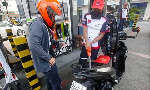PRICES DOWN. An oil firm attendant serves a motorist in this photo taken Feb. 2, 2026 at a fuel station in Paco, Manila. Oil prices will be reduced by as much as PHP20.89/liter on Tuesday (April 14). (PNA photo by Yancy Lim)