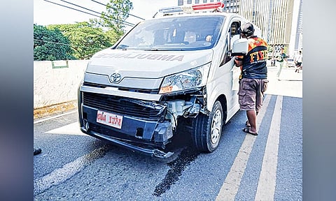 Ambulansiya midasmag sa motor; 1 patay, 1 kritikal